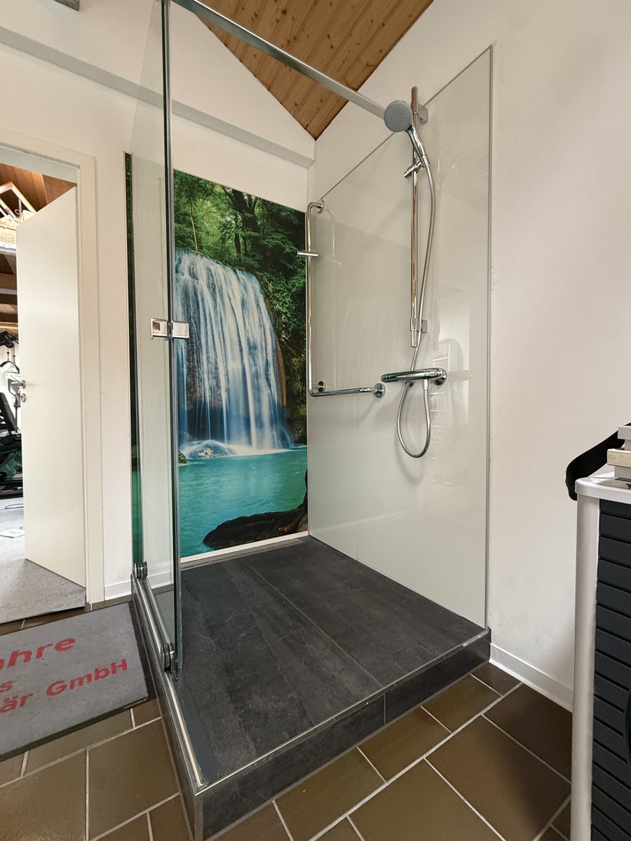 Ausstellungsbad Anders GmbH &ndash; bodengleiche Dusche mit Naturpanorama-Panel und Glasabtrennung