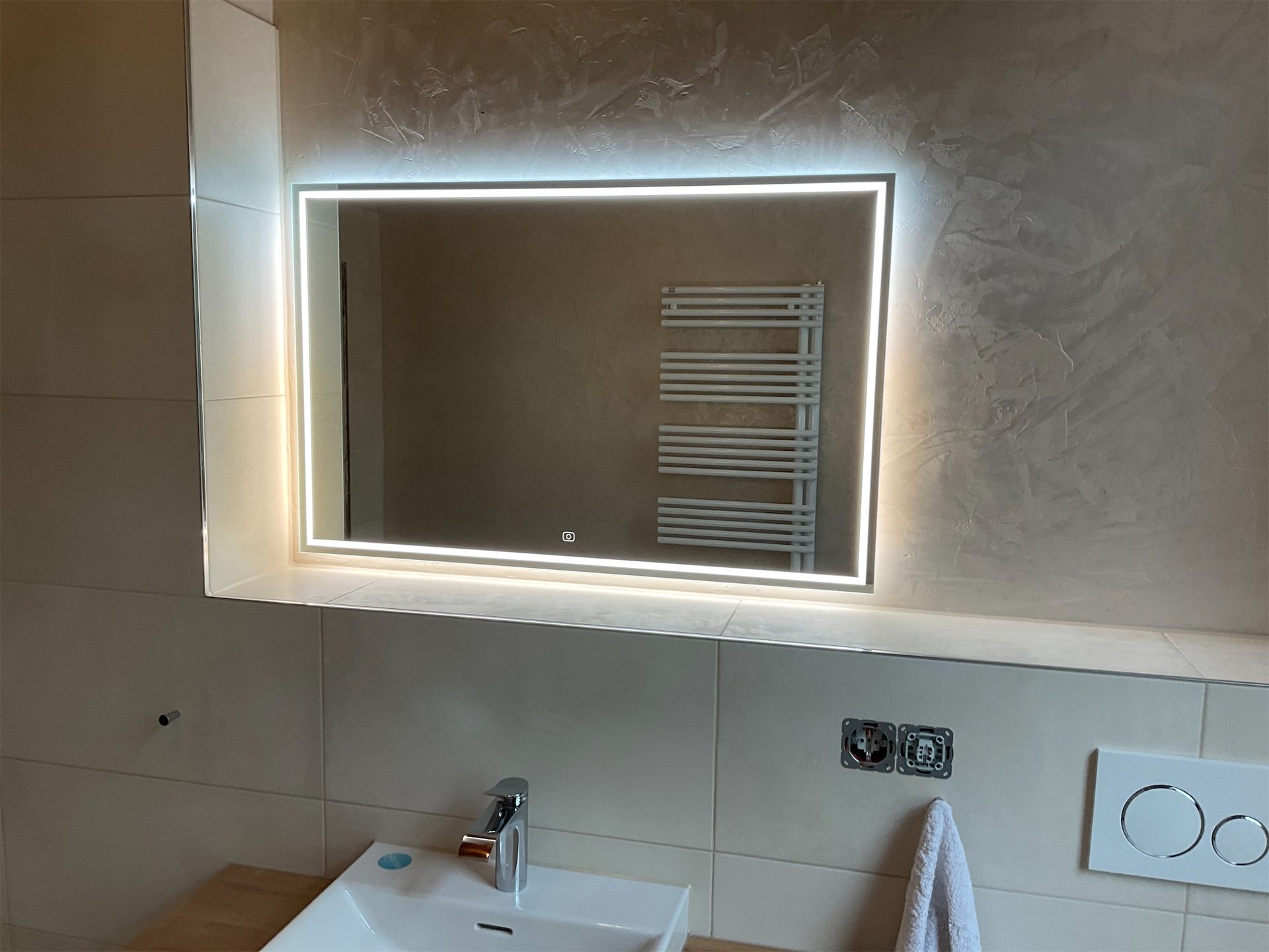 Projekt B. &ndash; modernes Badezimmer mit LED-Spiegel, Beige-Naturstein und schwebendem Holz-Waschtisch