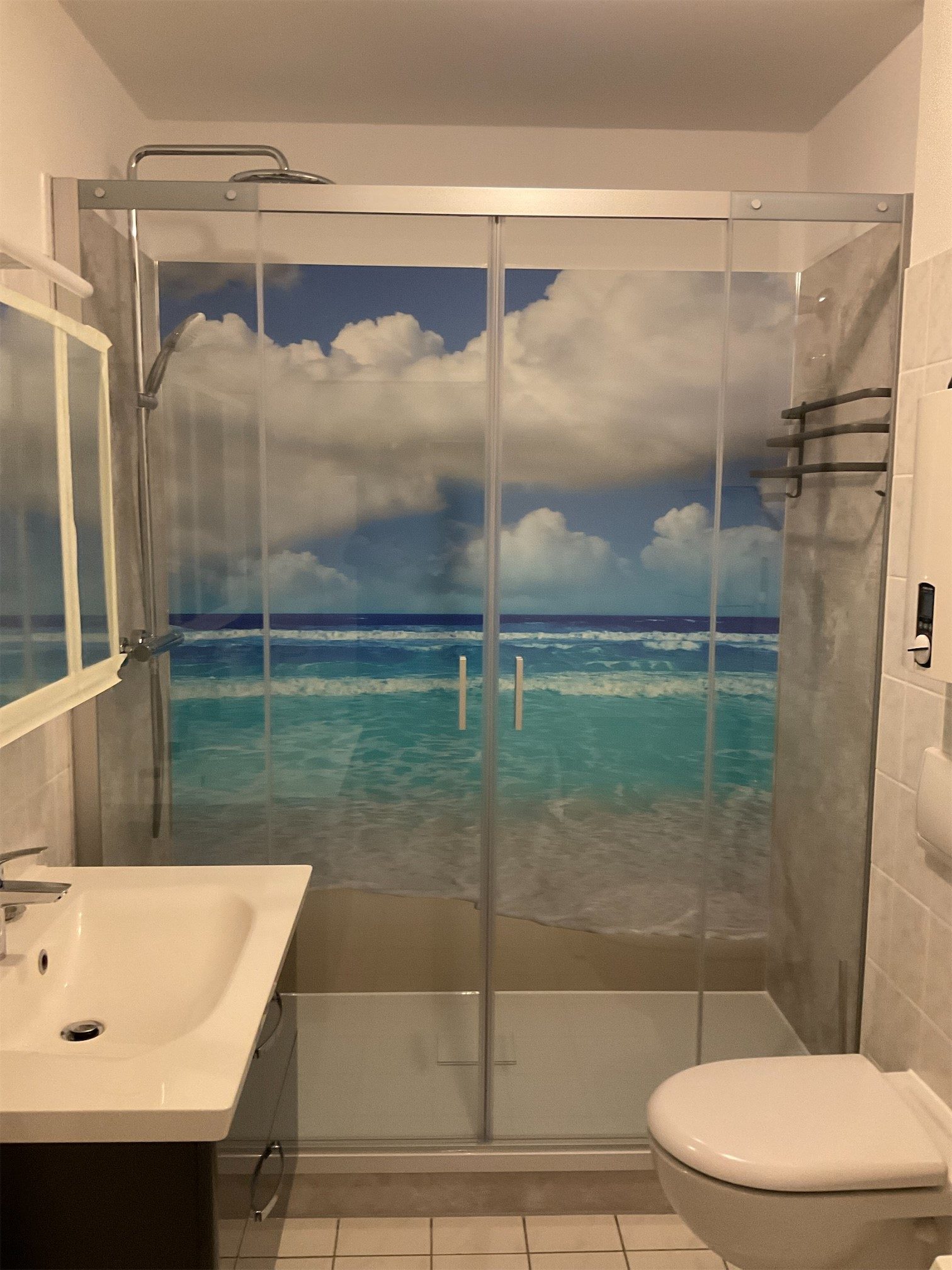 Projekt M. &ndash; Badezimmer mit Beach-Panorama-Duschabtrennung und Marmoroptik-Fliesen