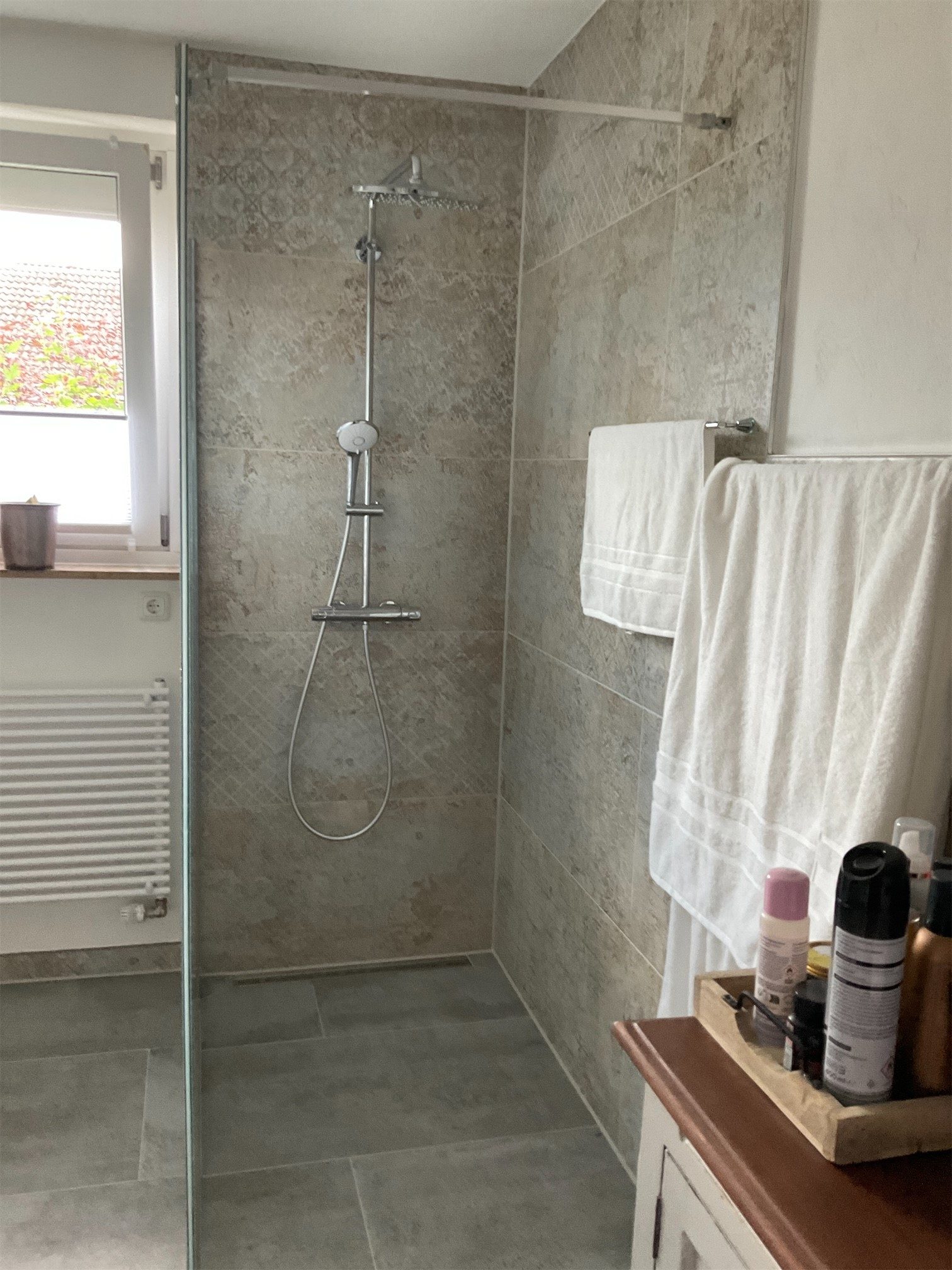 Projekt O. &ndash; Badsanierung mit Naturstein-Optik-Fliesen, bodengleicher Dusche und rahmenloser Glasabtrennung
