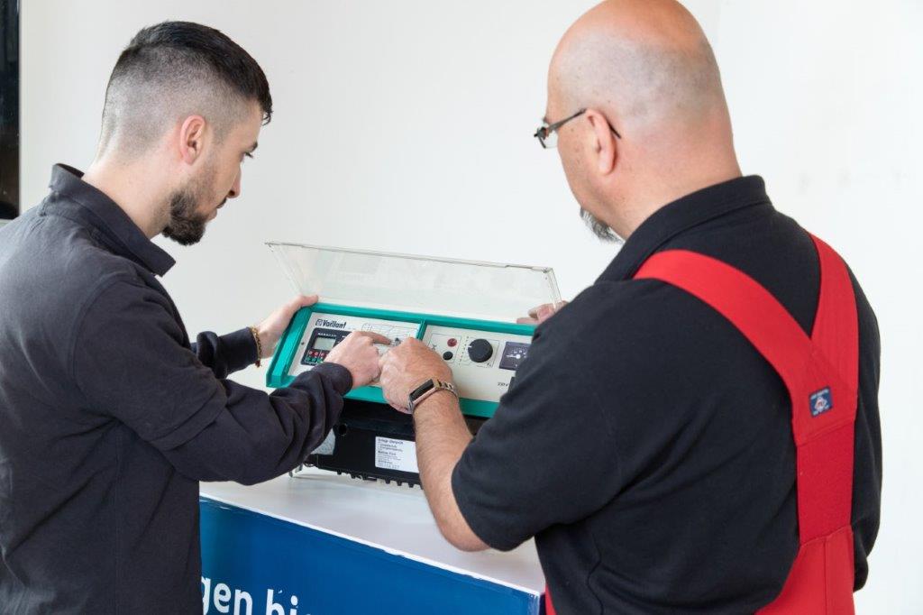 SHK-Techniker beim Einbau von Heizungsrohren