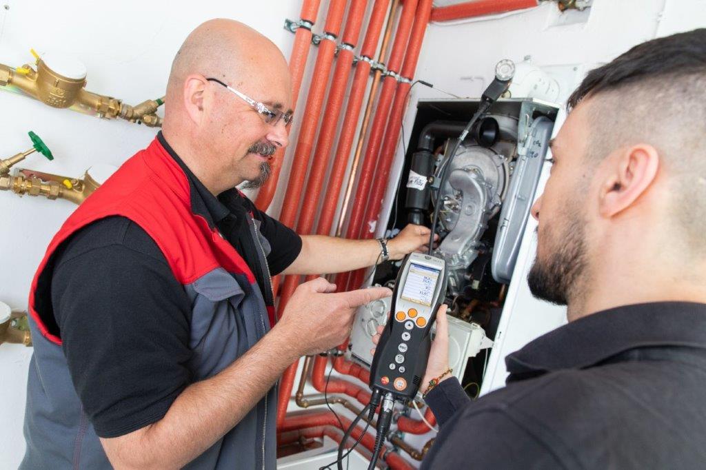 Handwerker bei Sanitärinstallation im Bad