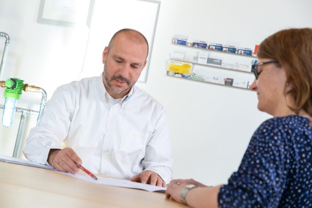 Meisterbetrieb Anders – Handwerker bei Qualitätskontrolle